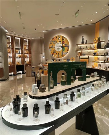 ویترین فروشگاه عطر
